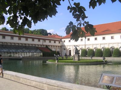 Kyrkor sedda från Wallensteinträdgården.